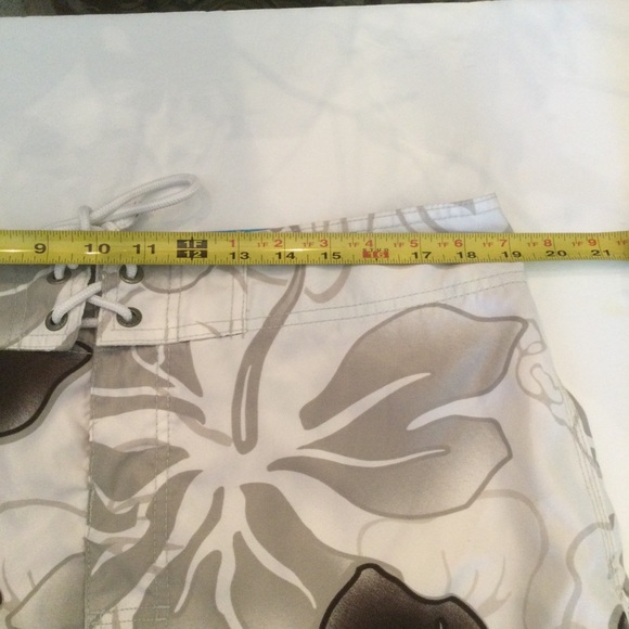 American Eagle Men’s Tropical Print Board Shorts - Picture 5 of 6